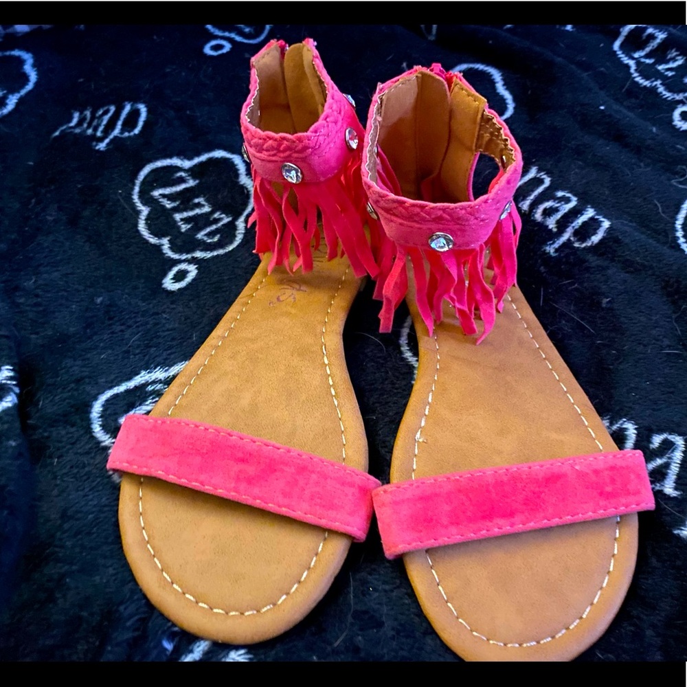 These beautiful hot pink sandals with fringes are the one for you!